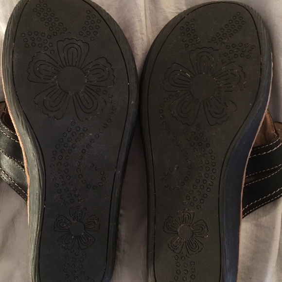 Cliffs Sandals with Black Bow Detail. Size 8 - Picture 5 of 6